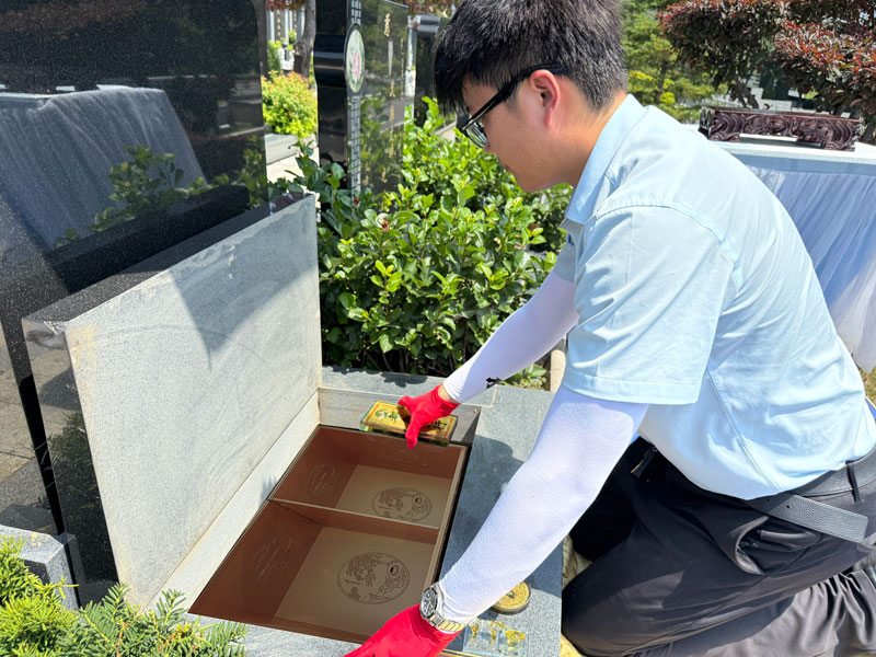 安葬礼仪人员